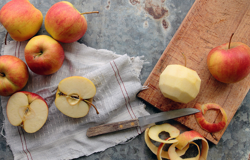 Peel,And,Sliced,Apples,On,A,Kitchen,Board